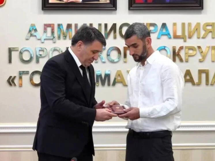 Джамбулат Салавов вручил 21 орден Мужества родным погибших