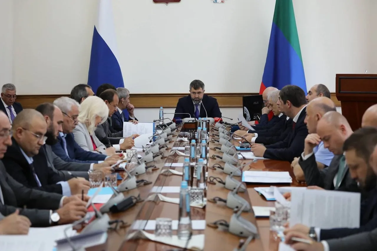 Глава кабмина РД провел плановое заседание ведомства