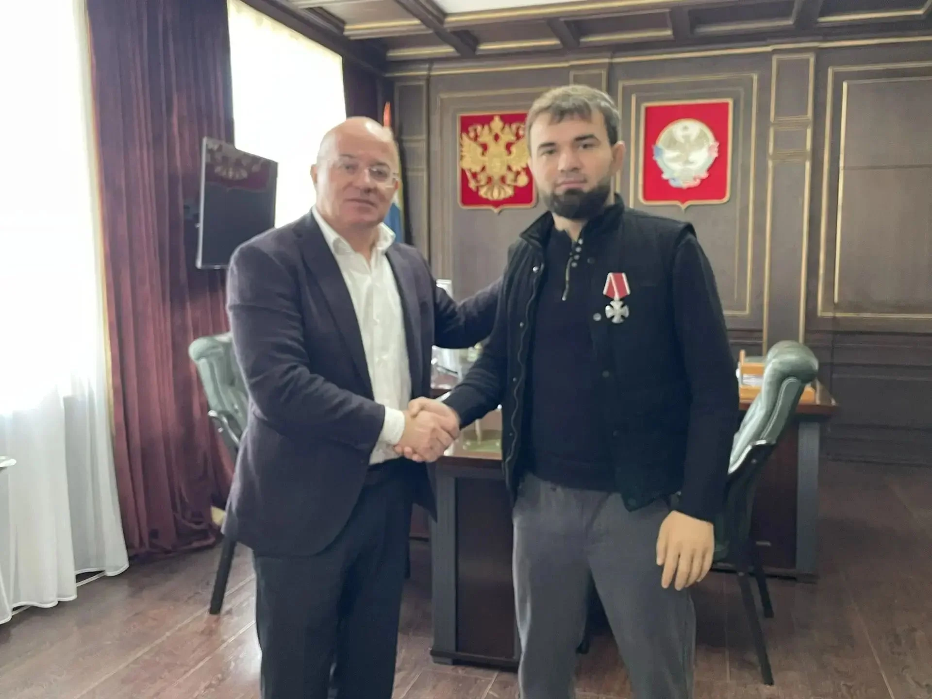 В Бабаюртовском районе участнику СВО вручили орден Мужества