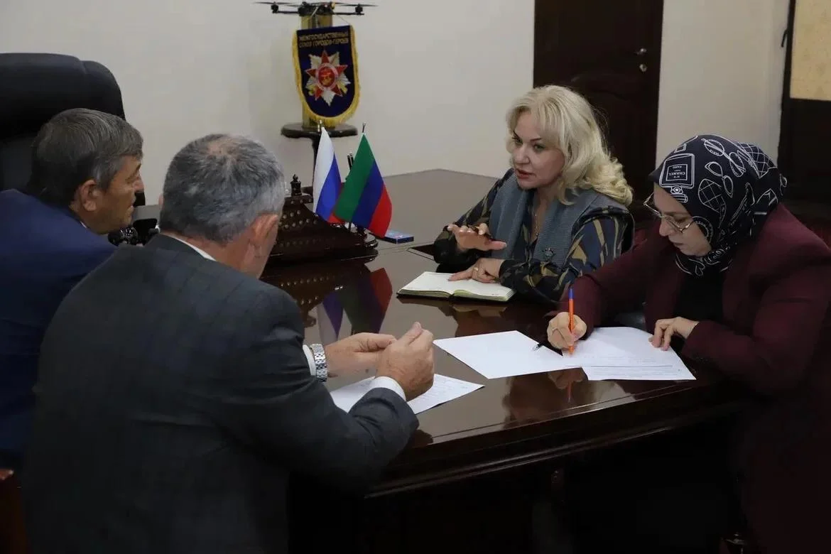 Зарема Бутаева провела выездной прием граждан в Гумбетовском районе