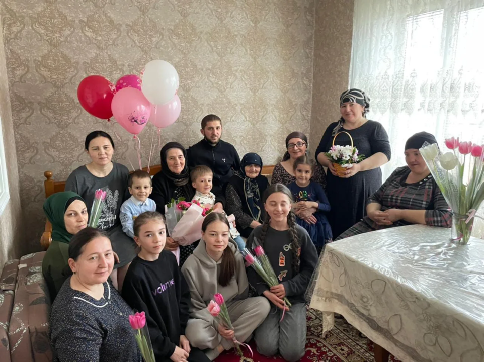 Владимир Путин присвоил Асият Дибировой из Дагестана почётное звание «Мать-героиня»
