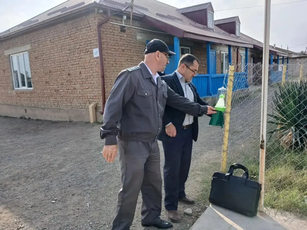 В Ахтынском районе продолжается работа по борьбе с коричнево-мраморным клопом