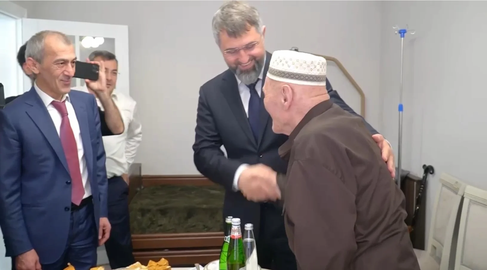 Магомед Рамазанов вручил ключи от новой квартиры ветерану Великой Отечественной войны Мусе Багаудинову