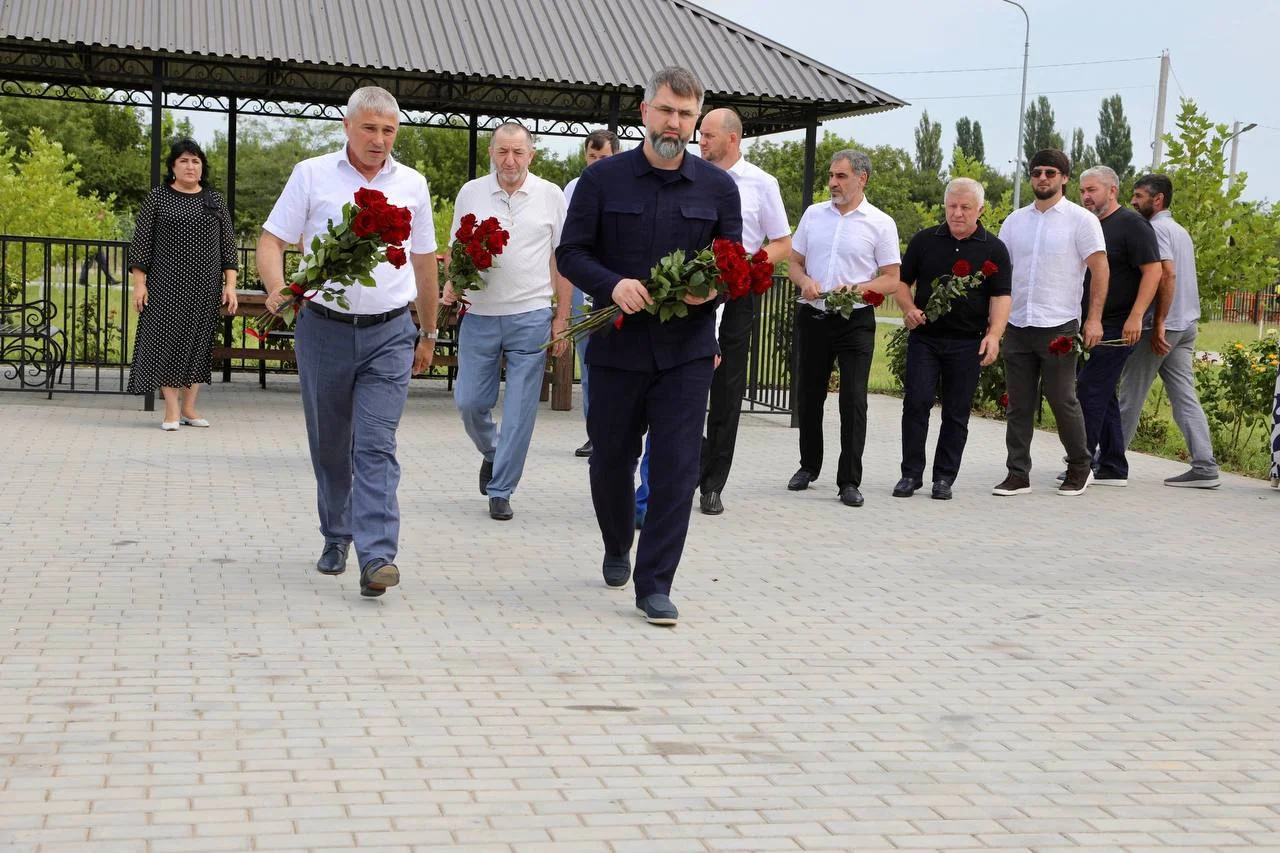 Премьер-министр Дагестана возложил цветы к мемориалу в Саду памяти в Кизлярском районе