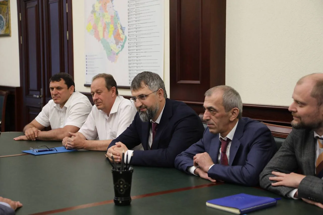 Премьер Дагестана обсудил развитие вольной борьбы с легендами спорта