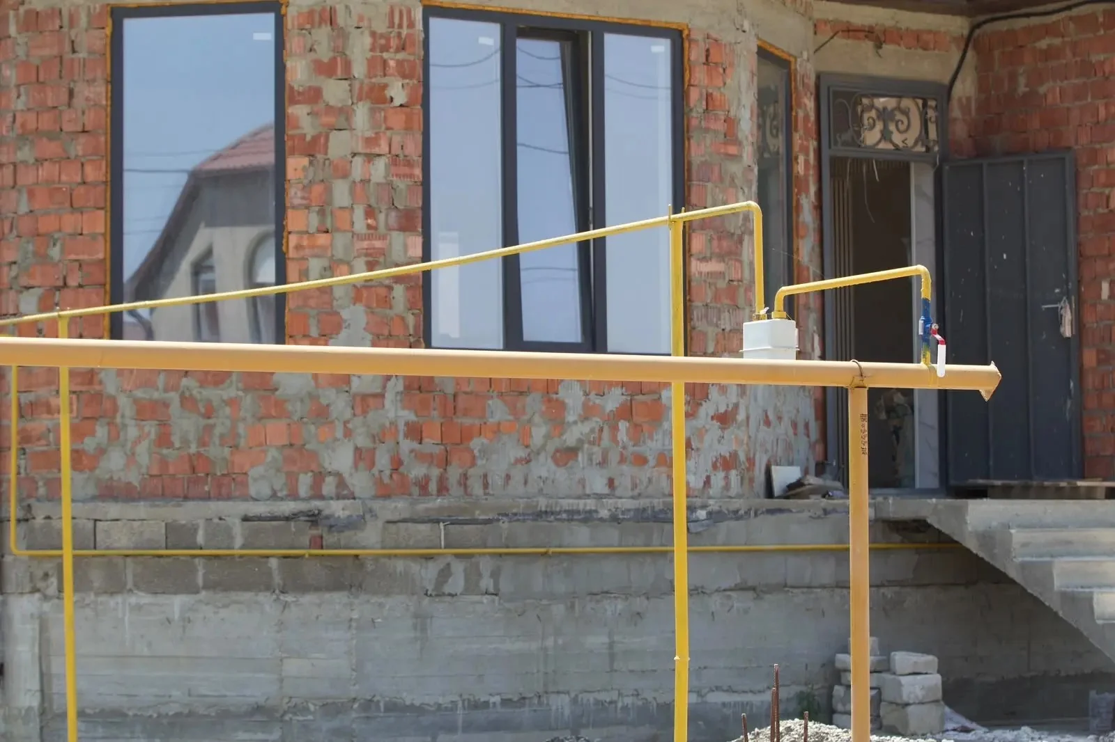 Новый дом для молодой семьи в Манасе подключили к газу по программе догазификации