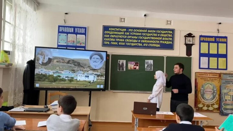 Педагог махачкалинской Гимназии №11 признан лучшим учителем родного языка Дагестана