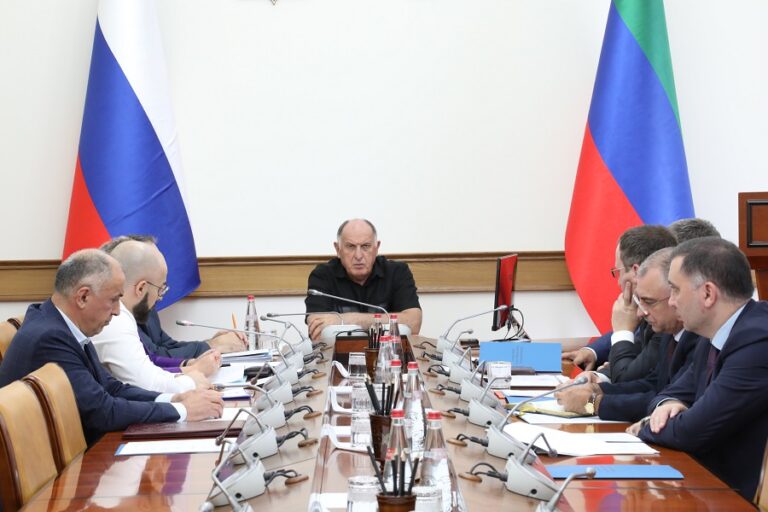 Под руководством Абдулмуслима Абдулмуслимова обсудили финансовые проблемы РКБ