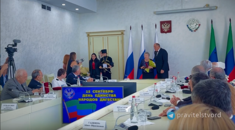 Абдулмуслим Абдулмуслимов награждает отличившихсчя дагестанцев в День единства народов Дагестана