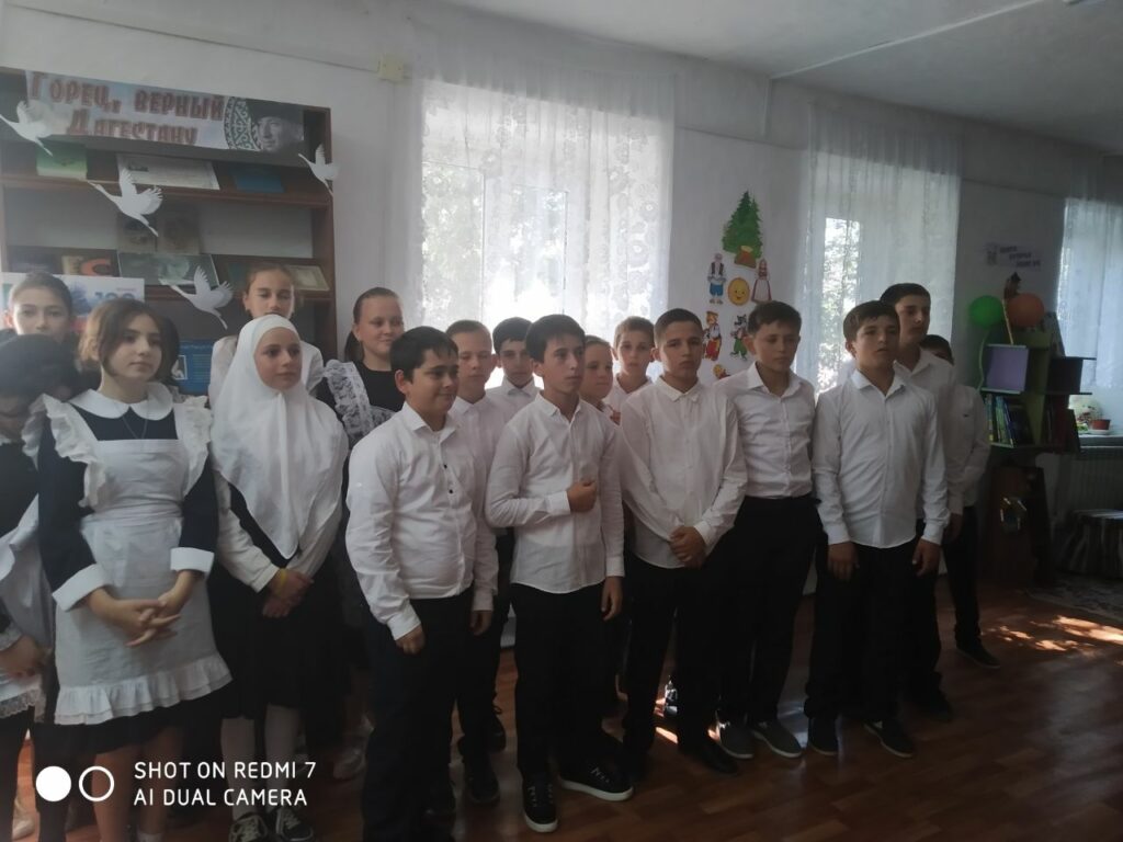 Библиотеки Кизлярского района провели масштабную арт–акцию «Любимые строки» к 100-летию Р.Гамзатова