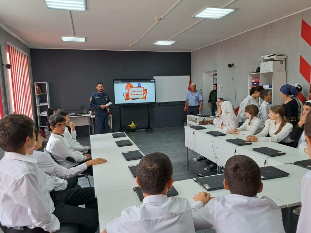 Пожарные Кизлярского района провели уроки безопасности в школах муниципалитета