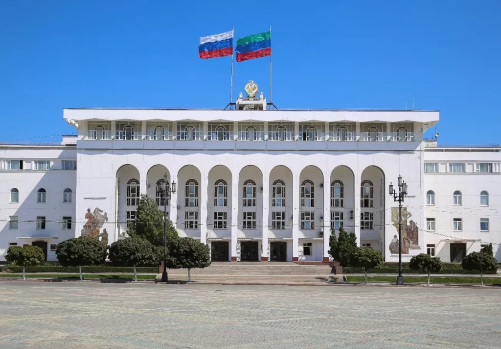Сергей Меликов проводит заседание по проблемам жилищного строительства РД