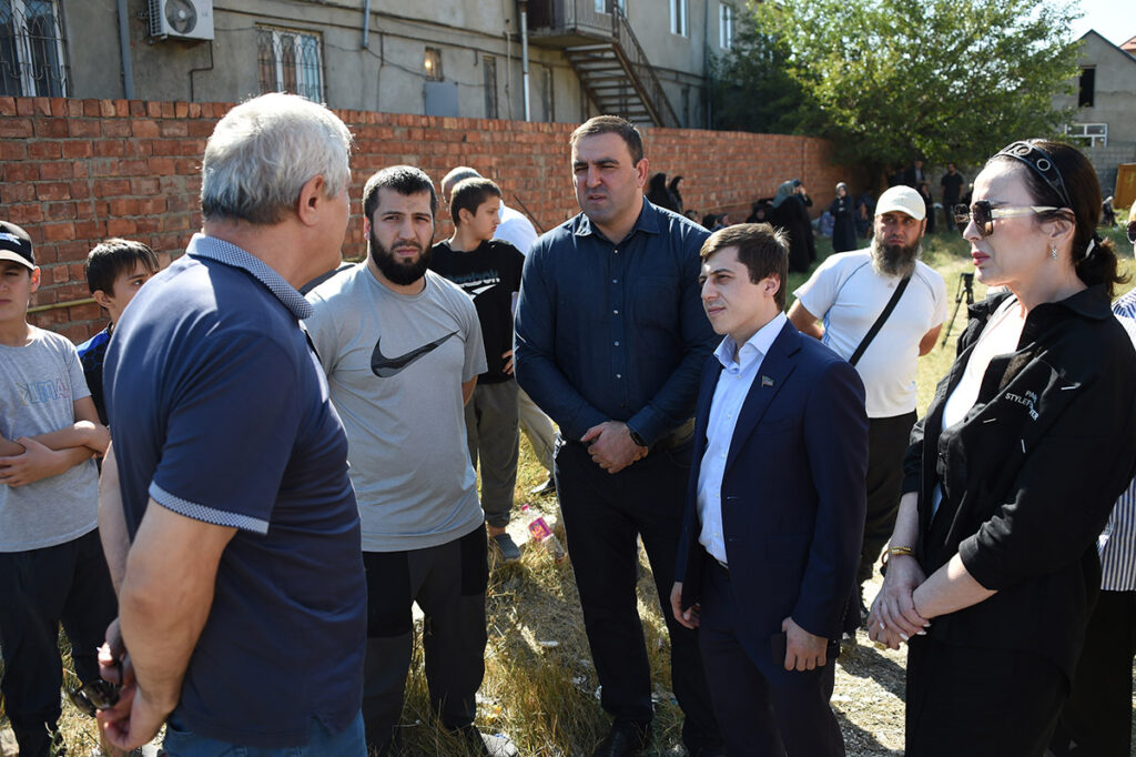 Депутаты Народного Собрания встретились с жильцами дома, в котором произошло возгорание после хлопка газа в поселке Семендер