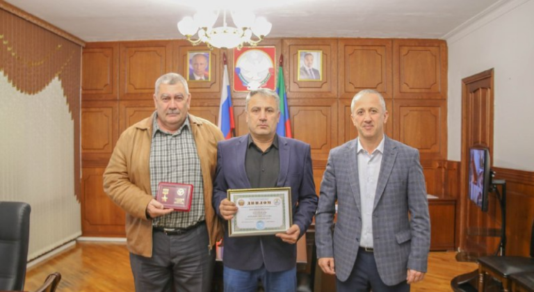 Глава Ахтынского района передал родителям участника СВО Эрзимана Асаева медаль «Народный Герой Дагестана»